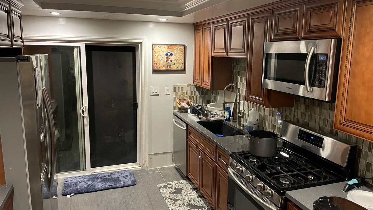 South Gate House | LA OC LGB Centrally Located Modern Townhouse