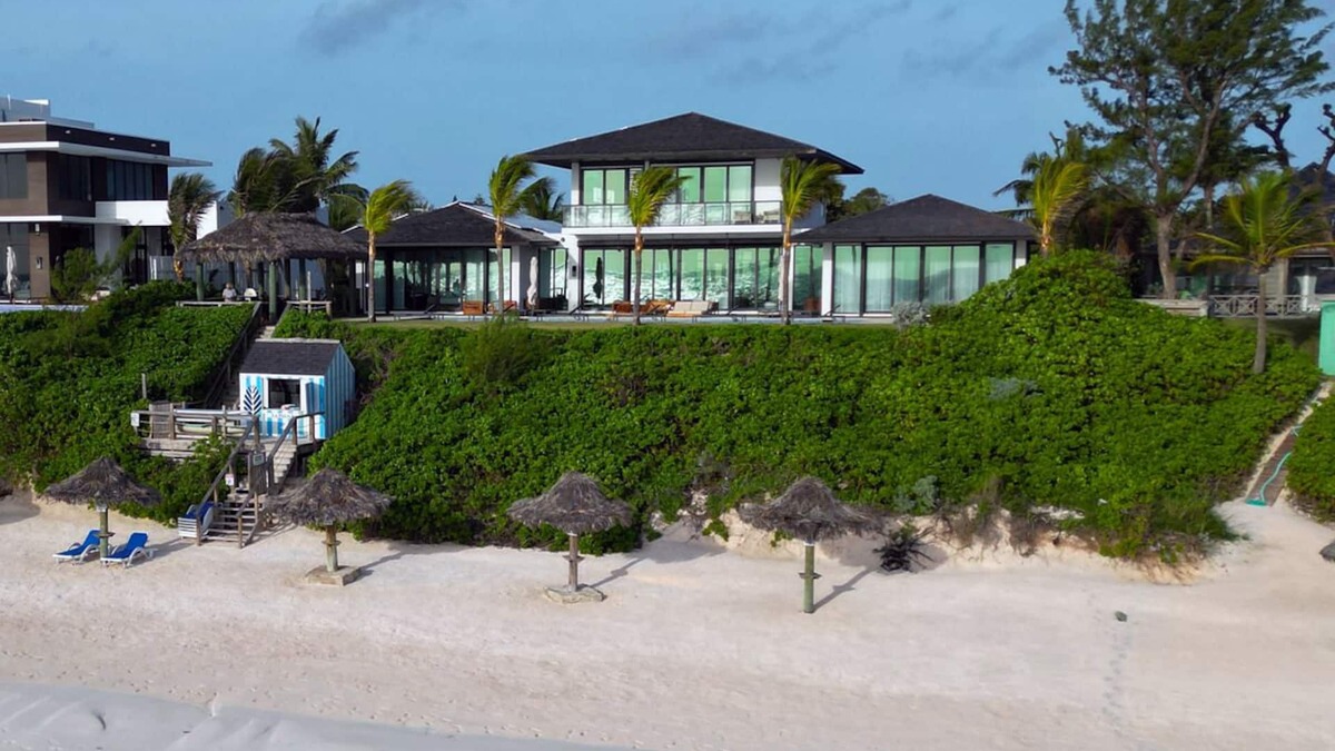 Dunmore Town House | La Palmeraie Asian House: Oceanfront, Private Beach, Maid, Pool, Gym, Theater