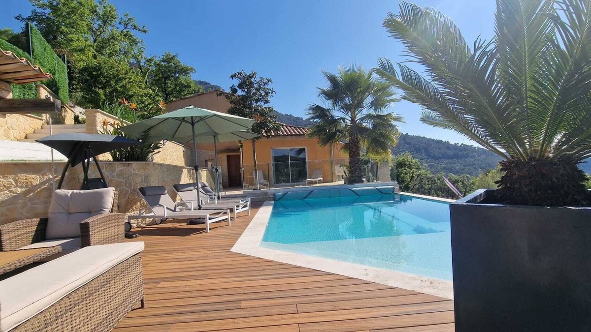 Tourrettes-sur-Loup Villa | La patchoulie Beautiful family villa with sea view, swimming pool and jacuzzi