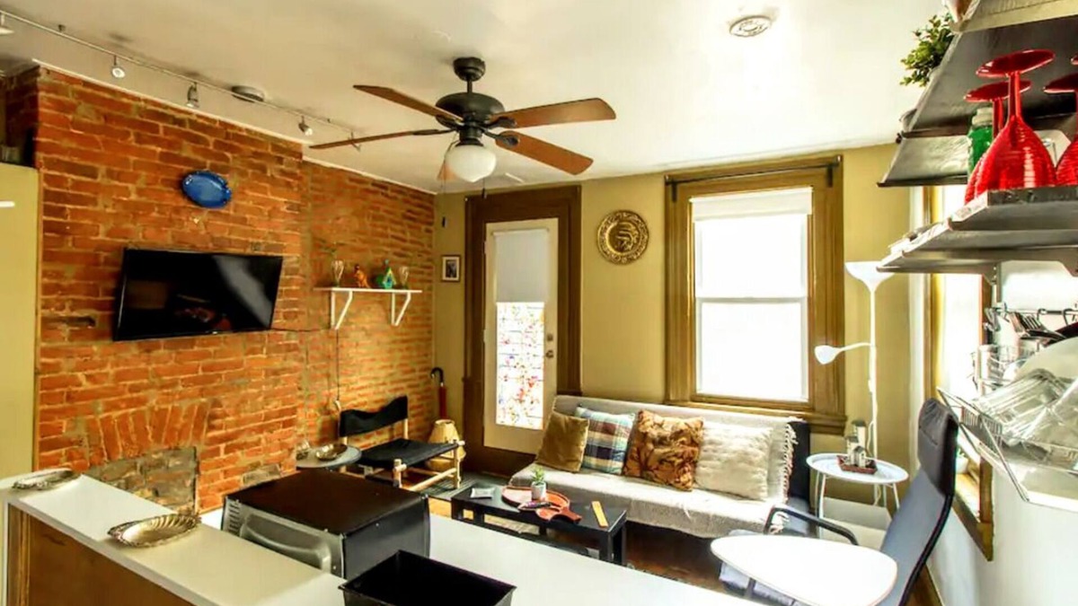 Kensington Apartment | La Pequeña 1BR apartment in trendy Fishtown with AC, W/D, PrivateDeck, fast WiFi