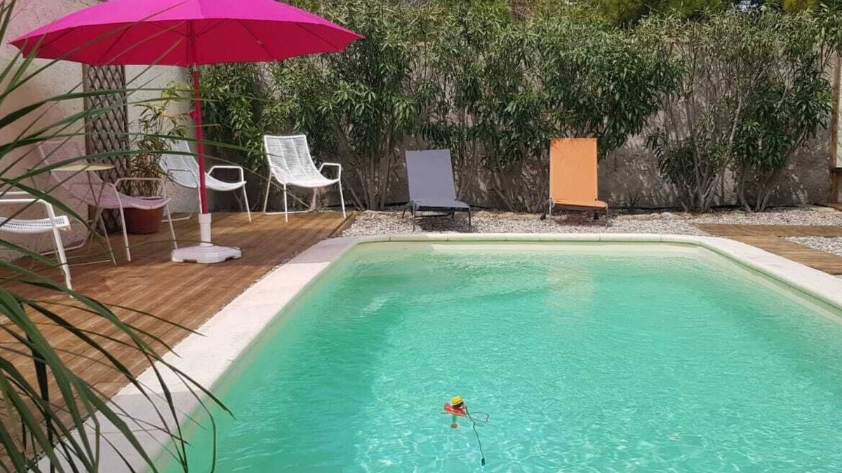 L'Isle-sur-la-Sorgue House | La Petite Garcine 6 minutes walk from the city center, secure parking