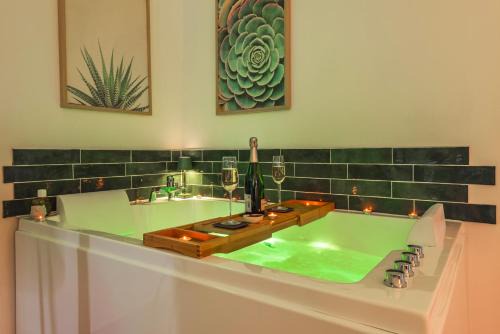 Schweighouse-sur-Moder Apartment | La Petite Jungle Romantique - Balnéo et Détente