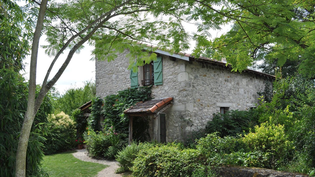 Montpezat-de-Quercy Cottage | La Petite Maison is located in beautiful restful surroundings with swimming pool