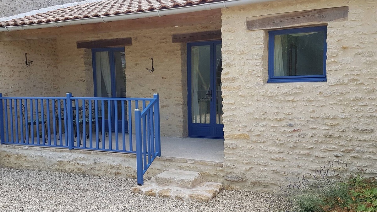 Oiron Cottage | La Petite Maison Bleue - New Gite with heated pool