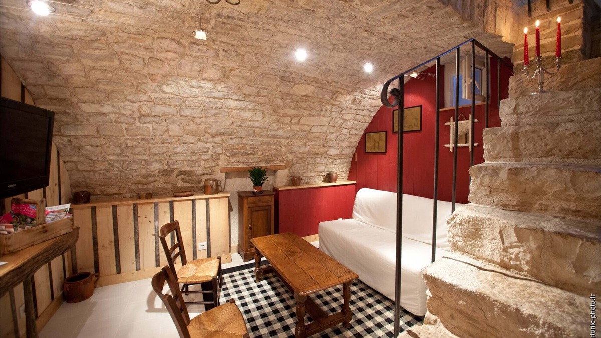 Noyers-sur-Serein House | La Petite Sentence, cottage in the heart of a medieval village in a paved street