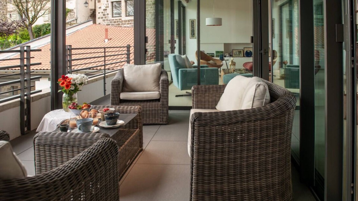 Le Puy-en-Velay Apartment | La Plâtrière, 5-star apartment in the upper town of Le Puy. Private garage.