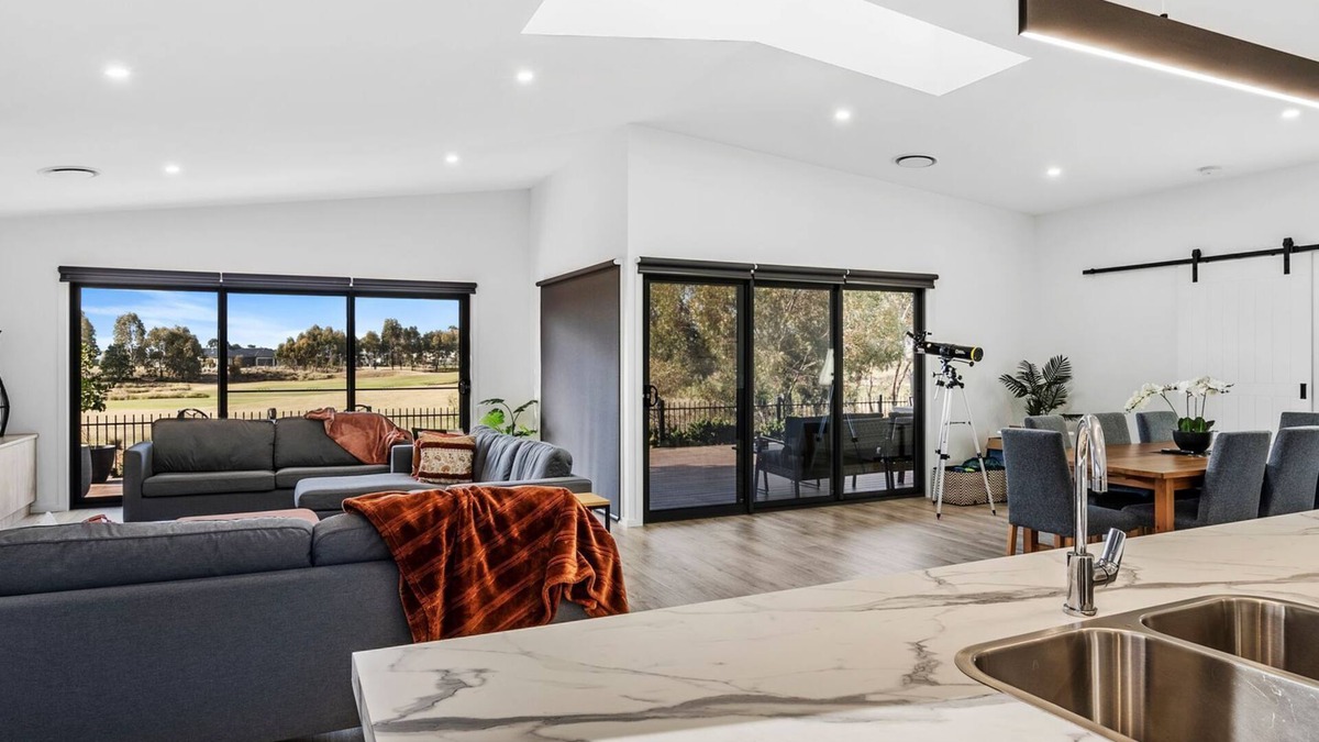 Yarrawonga House | La Plaza Del Toros Golf course view