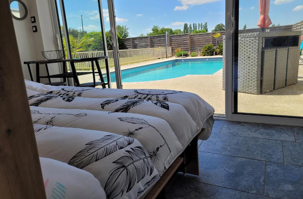 Saint-Aubin-du-Plain Bed & Breakfast | La pool house
