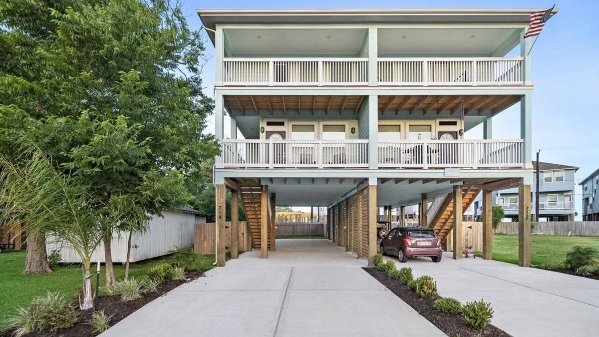 La Porte House | La Porte beach home spacious 3 bedrooms3 bathrooms ,few steps from sylvan beach