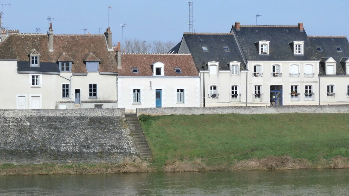 Amboise Apartment | LA PORTE BLEUE on the Île d'Or opposite the Château d'Amboise