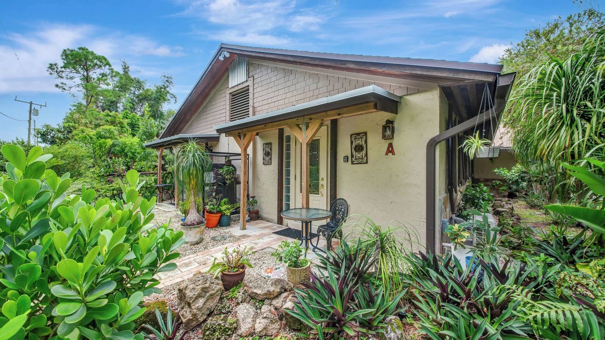 Lake Worth Apartment | La Quiete Cove for One