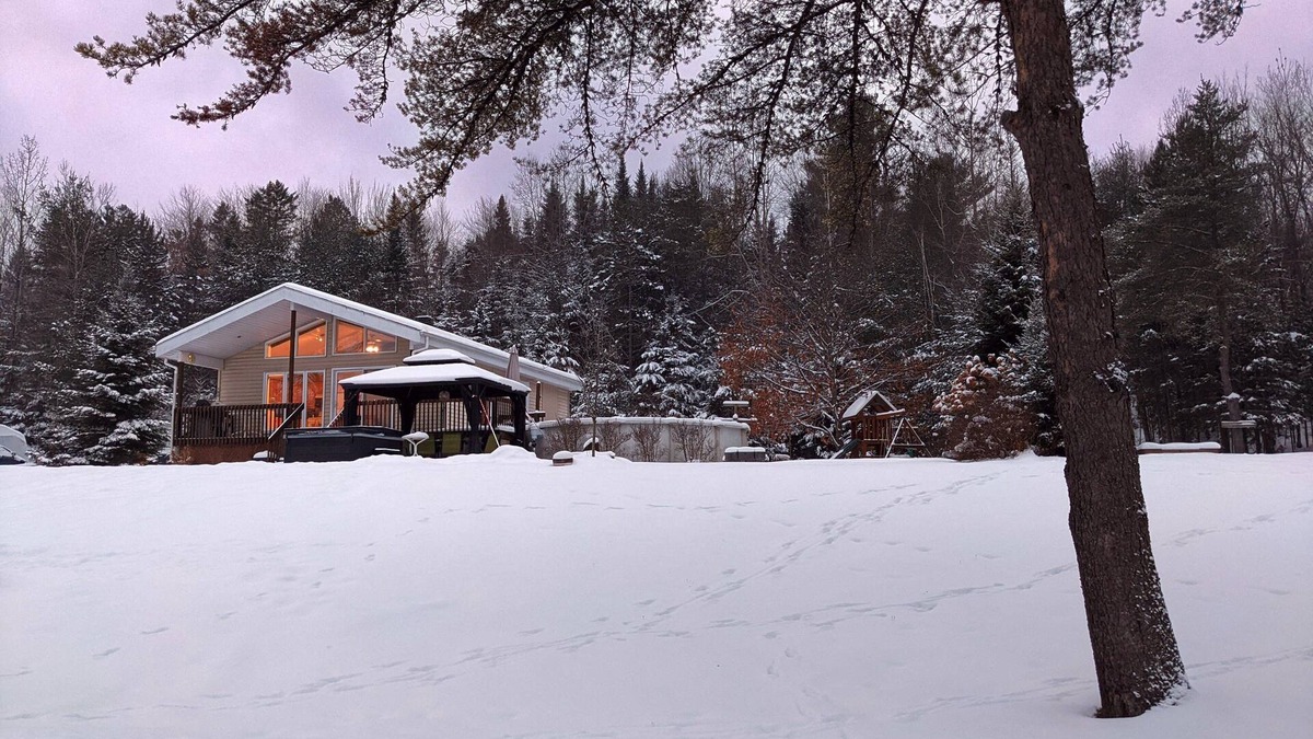 Asbestos Ski Chalet | La Quiétude des Trois-Lacs | Spa and Heated Pool in front of the Lake