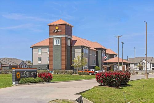 Hillsboro Hotel | La Quinta by Wyndham Hillsboro