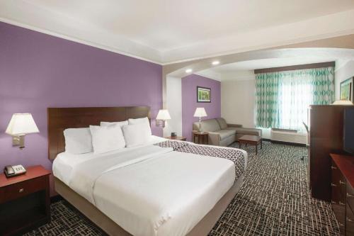 South Arlington Hotel | La Quinta by Wyndham Mansfield TX