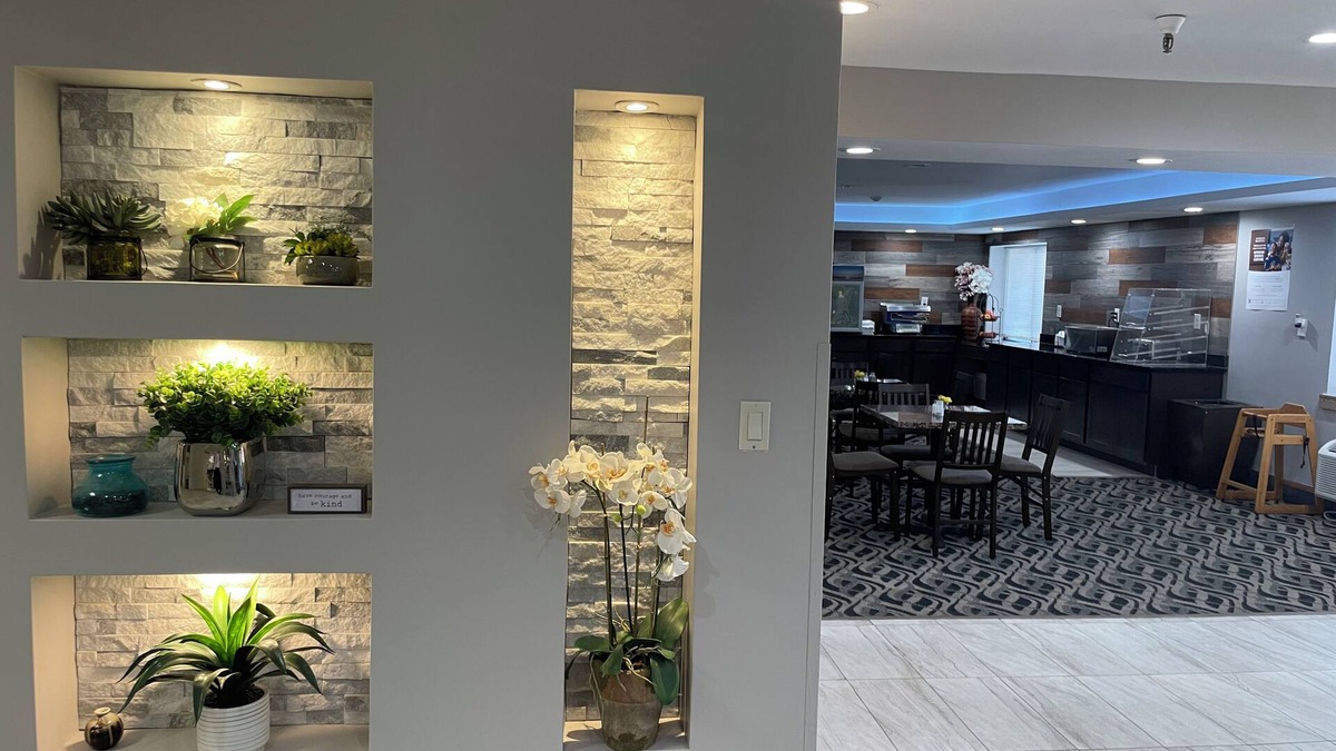 Springdale Hotel | La Quinta Inn and Suites by Wyndham Cincinnati North