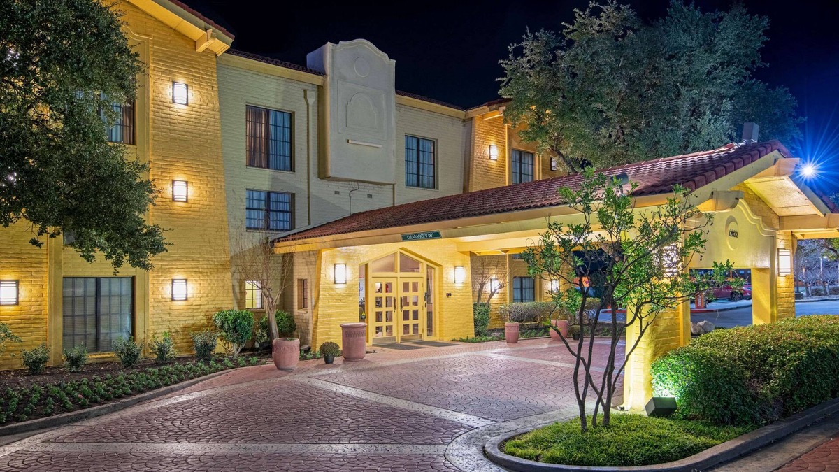 Live Oak Hotel | La Quinta Inn by Wyndham San Antonio I-35 N at Toepperwein