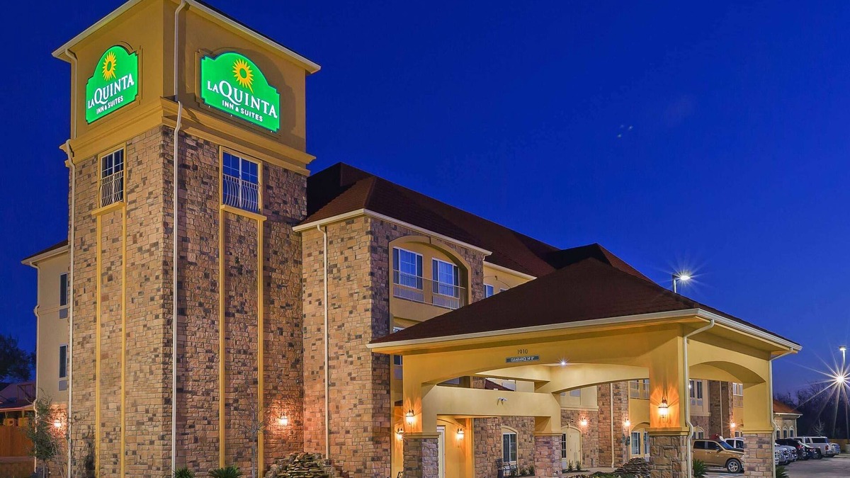 Floresville Hotel | La Quinta Inn & Suites by Wyndham Floresville