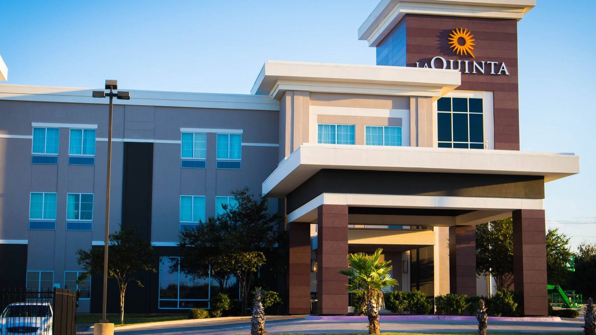 Karnes City Hotel | La Quinta Inn & Suites by Wyndham Karnes City - Kenedy