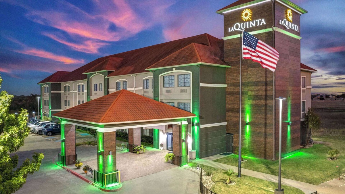 Alvarado Hotel | La Quinta Inn & Suites by Wyndham Alvarado