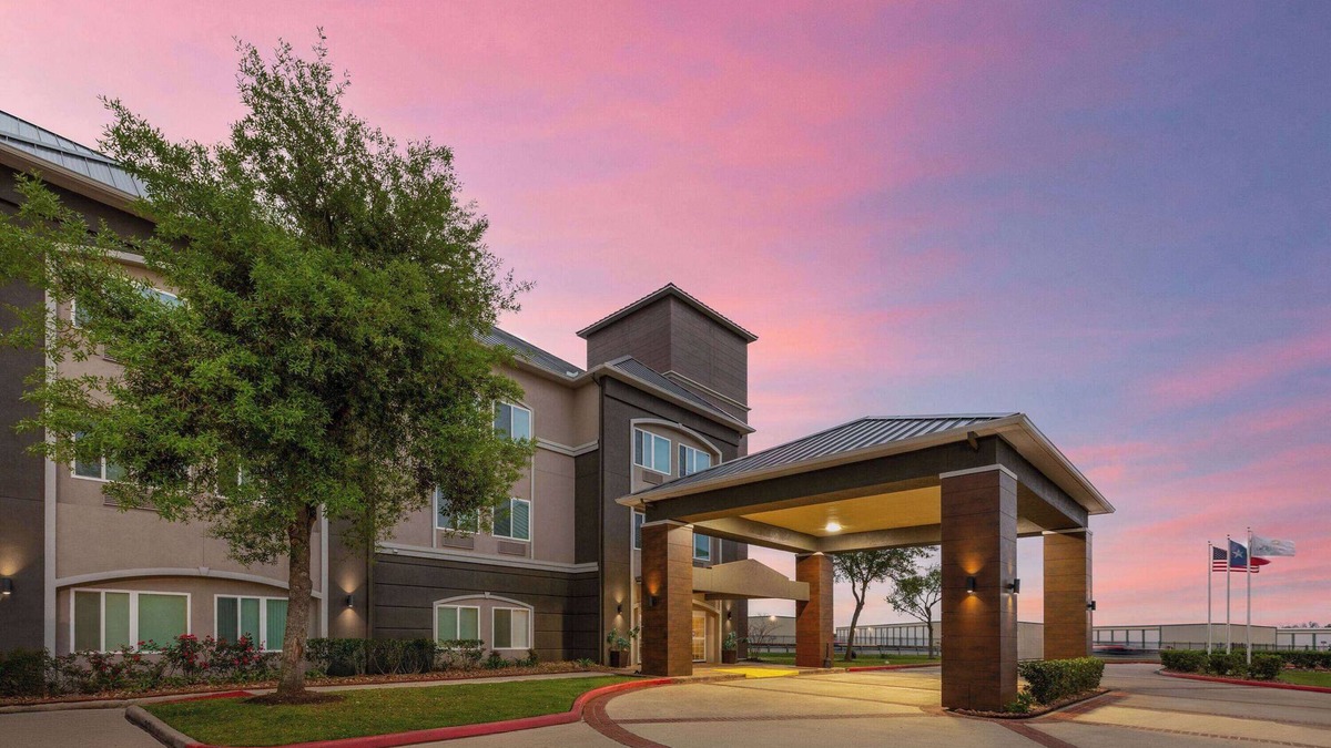 Angleton Hotel | La Quinta Inn & Suites by Wyndham Angleton