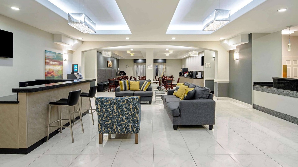 Mercedes Hotel | La Quinta Inn & Suites by Wyndham Mercedes Outlet Mall