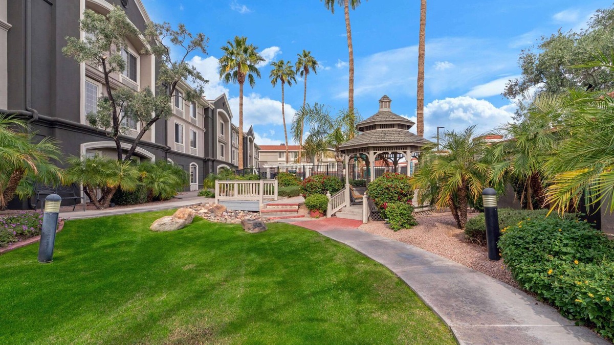 Central Scottsdale Hotel | La Quinta Inn & Suites by Wyndham Phoenix Scottsdale