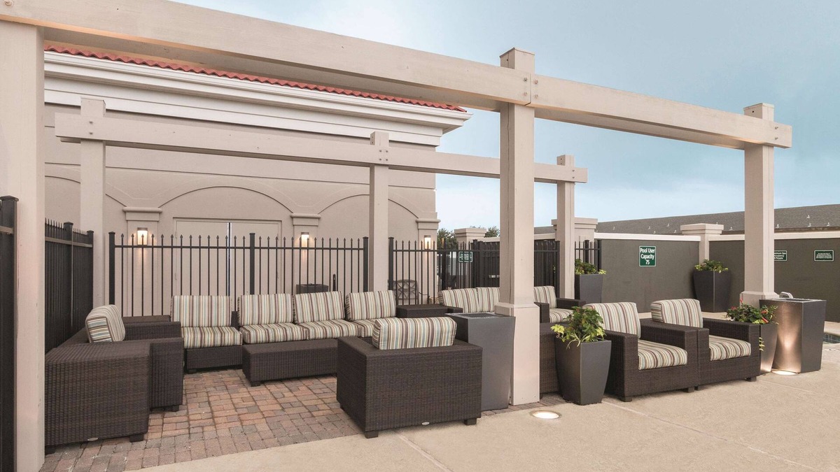 Arlington Hotel | La Quinta Inn & Suites by Wyndham Arlington North 6 Flags Dr
