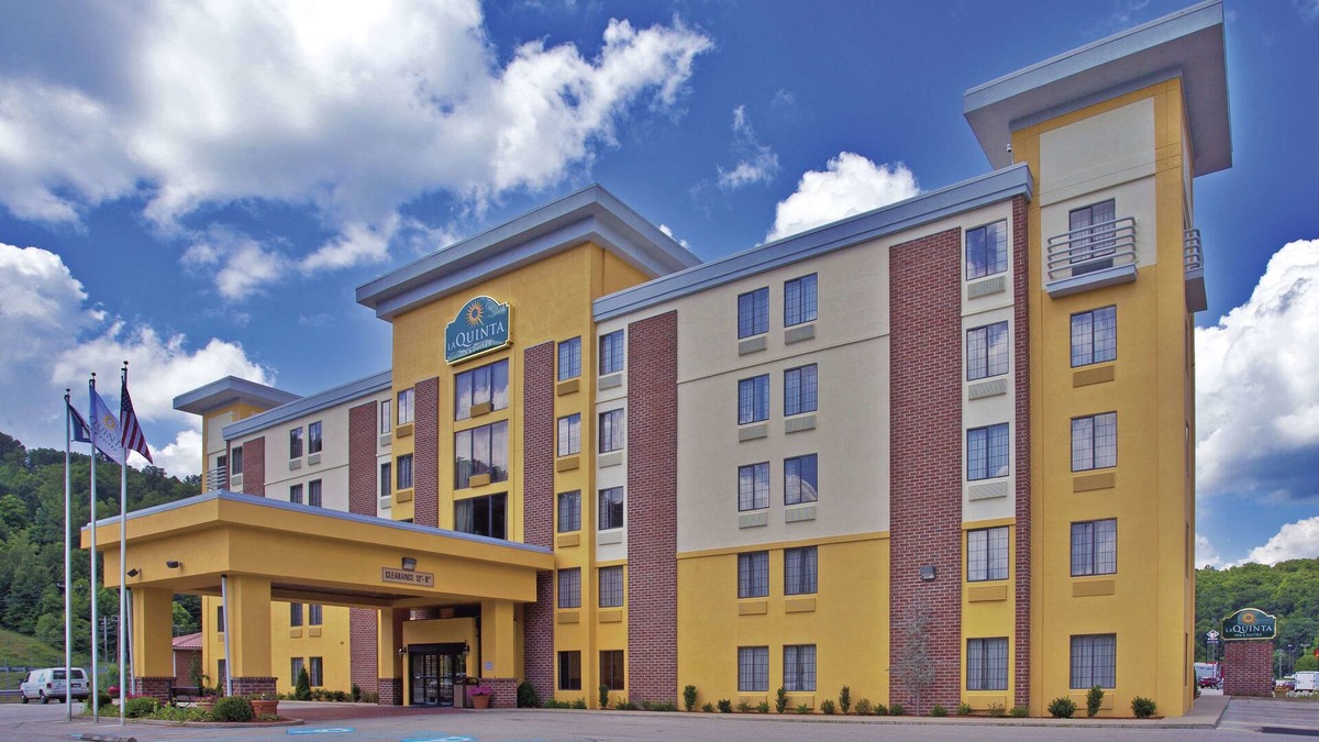 Elkview Hotel | La Quinta Inn & Suites by Wyndham Elkview - Charleston NE