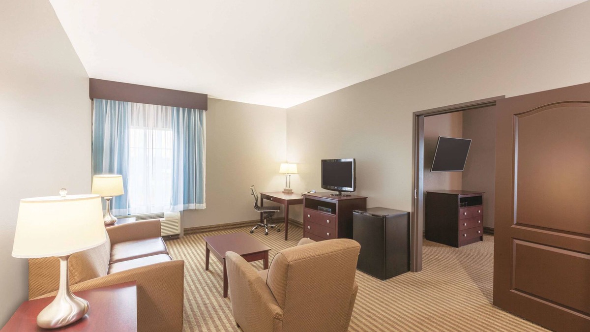 Humble Hotel | La Quinta Inn & Suites by Wyndham Houston Bush Intl Airpt E