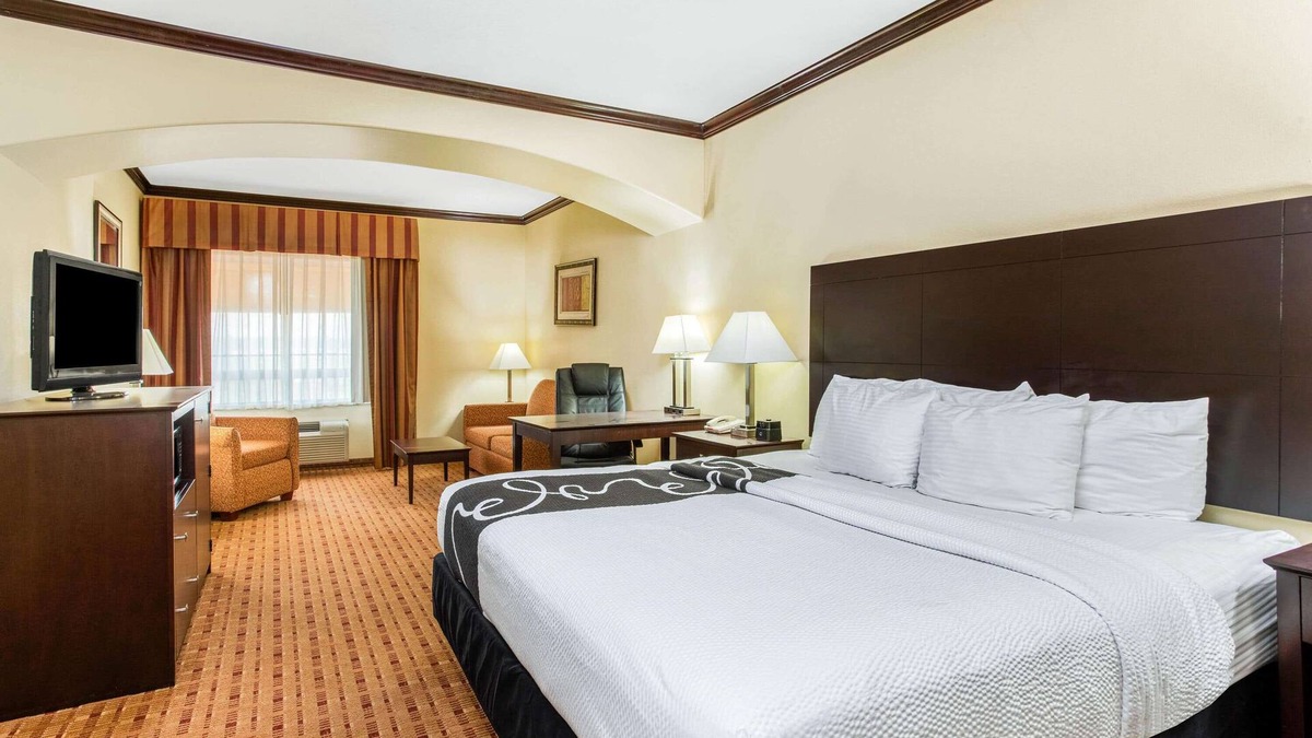 Ennis Hotel | La Quinta Inn & Suites by Wyndham Ennis