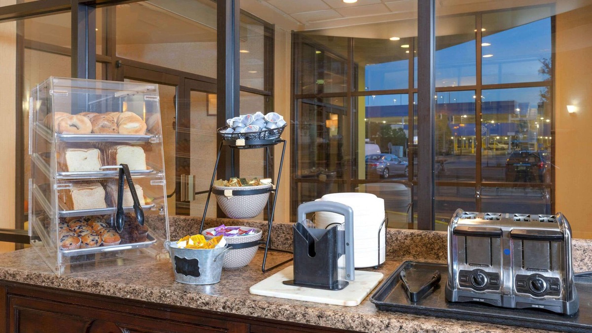 Secaucus Hotel | La Quinta Inn & Suites by Wyndham Secaucus Meadowlands