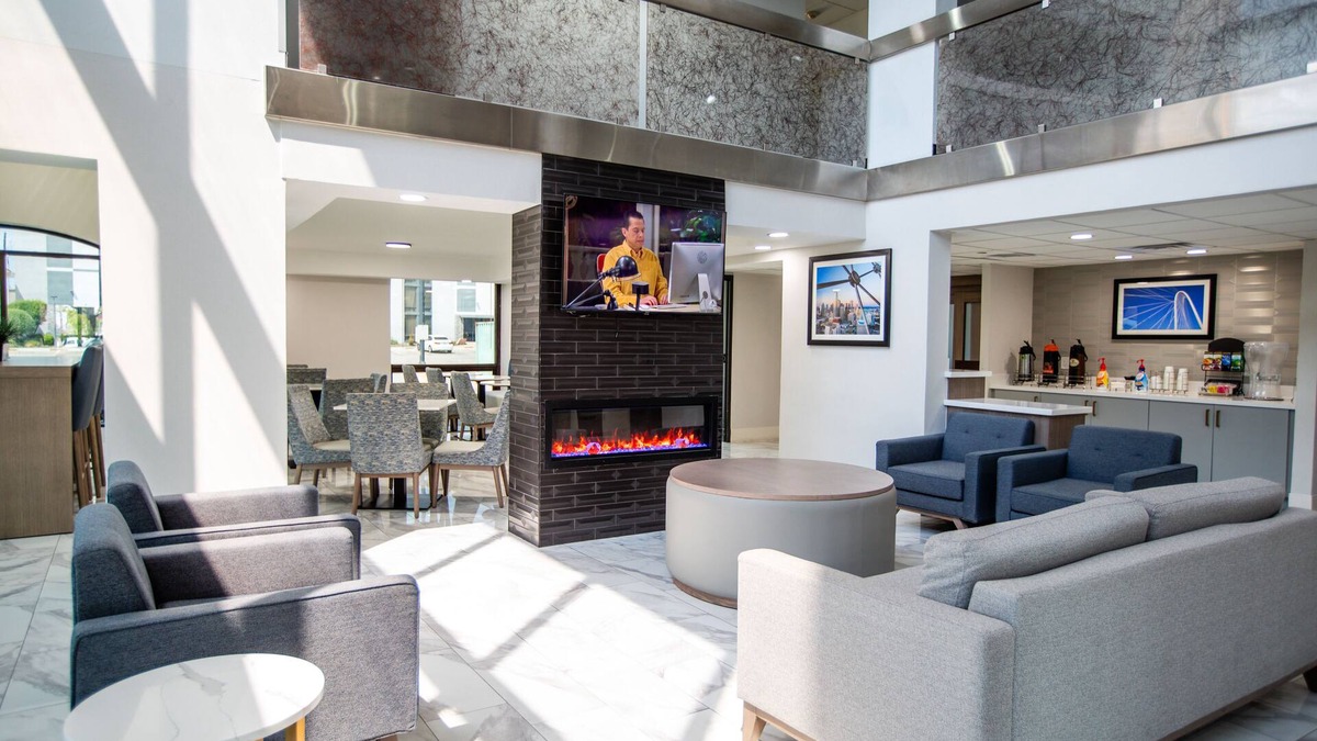 Northwest Dallas Hotel | La Quinta Inn & Suites by Wyndham Dallas I-35 Walnut Hill Ln