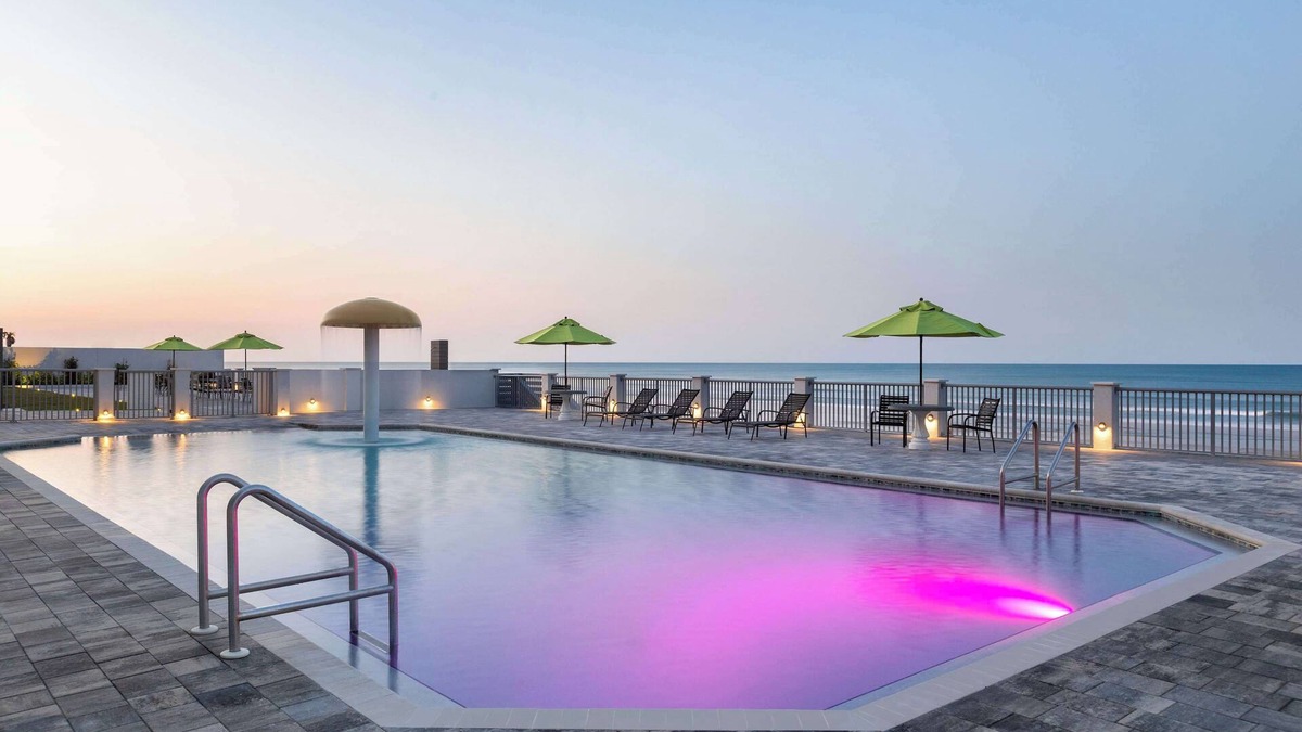 East Daytona Hotel | La Quinta Inn & Suites by Wyndham Oceanfront Daytona Beach