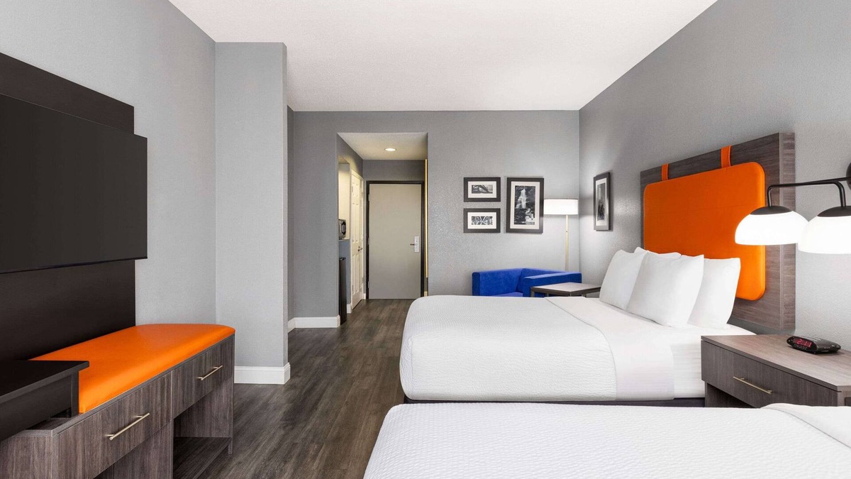 Mount Laurel Hotel | La Quinta Inn & Suites by Wyndham Mt. Laurel - Philadelphia