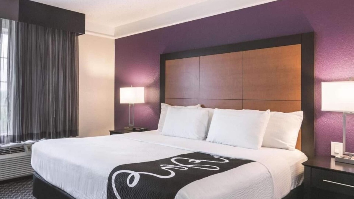 Airport North Hotel | La Quinta Orlando | King Suite | Sofa Bed | Free Breakfast & Shuttle | Pool