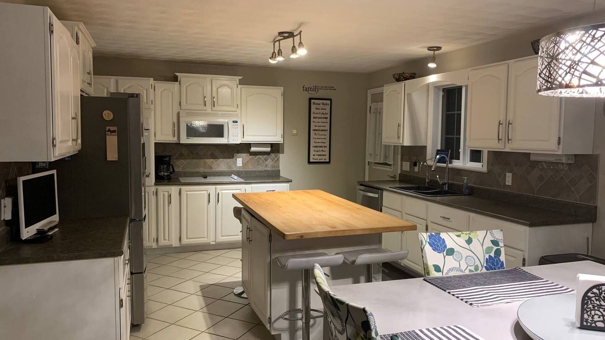 Cochrane House | La Résidence - 4BD 2BA Exec Home, Heated Garage