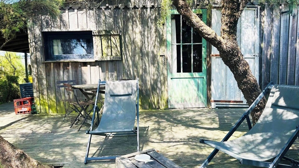 Saint-Vivien-de-Medoc Cabin | 'La Remise à Bateaux': Fisherman's hut feet in the water, Pointe Médoc
