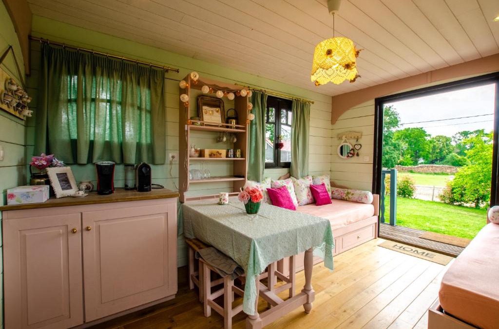 Maisons-les-Chaource Bed & Breakfast | La Roulotte de La Villa des Chouettes
