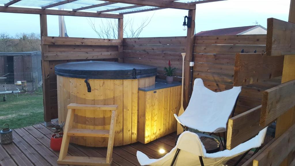 Mattexey House | LA ROULOTTE DES AMISH & Bain Nordique à Remous Jacuzzi