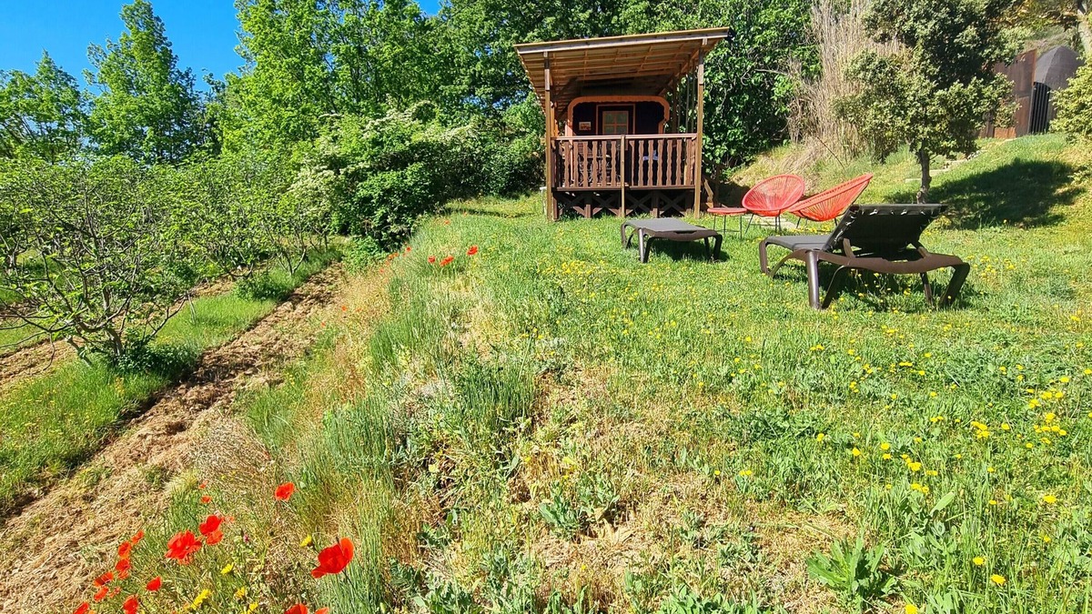 Villelaure House | 'La Roulotte La Figoulette' with Mountain View, Wi-Fi and Air Conditioning