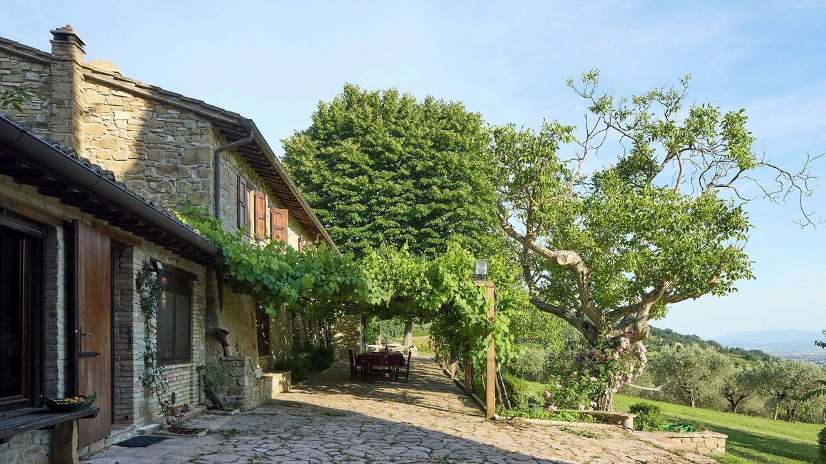 Mora House | La Sentinella. Chalet on the hills of Assisi with swimming pool and nature park