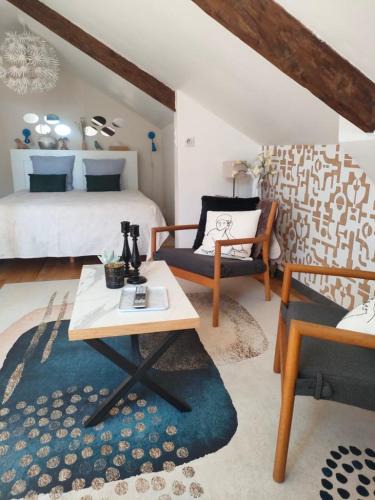 Guingamp Apartment | La Suite 27 bis, appartement indépendant avec terrasse, proche gare et centre