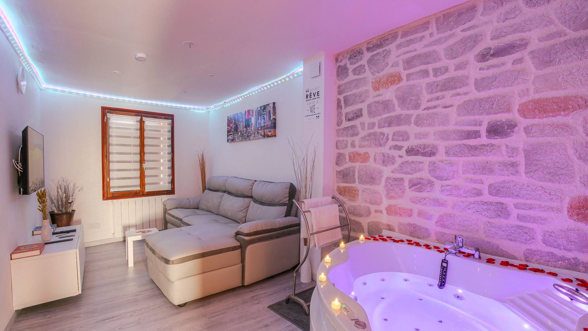 Neuville-sur-Saone House | La Suite Neuvilloise - 15 Minutes de Lyon - Jacuzzi/wifi - Entièrement Rénovée