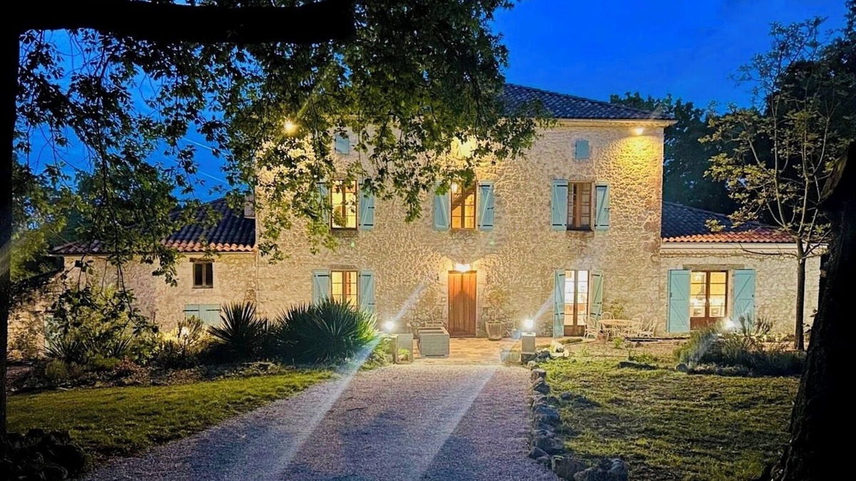 Massoules House | La Taillade: 7 bed country house in idyllic location with pool, hot tub and A/C