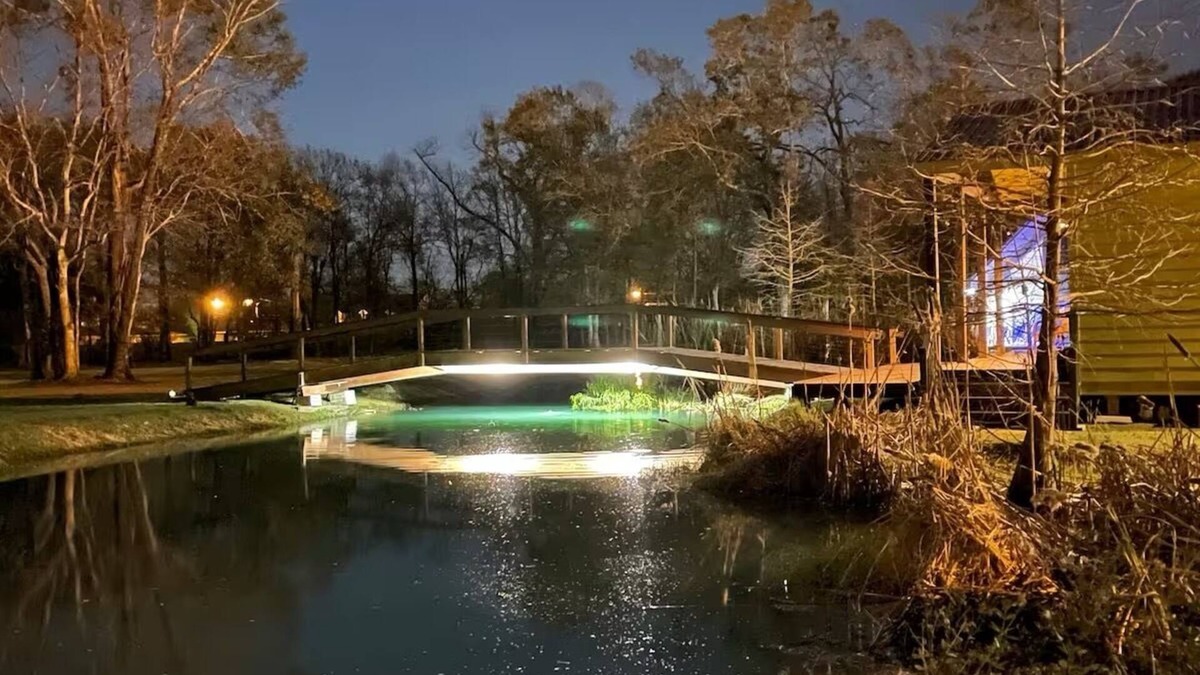 Breaux Bridge House | La Tortue, 1 bedroom pond-front cottage in walking distance of all things Cajun