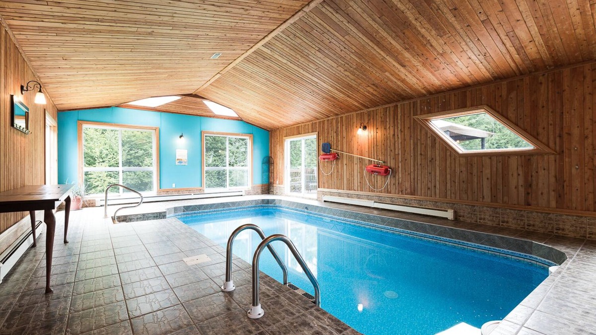 Sainte-Beatrix House | La Tour Boisée: Large Chalet in nature