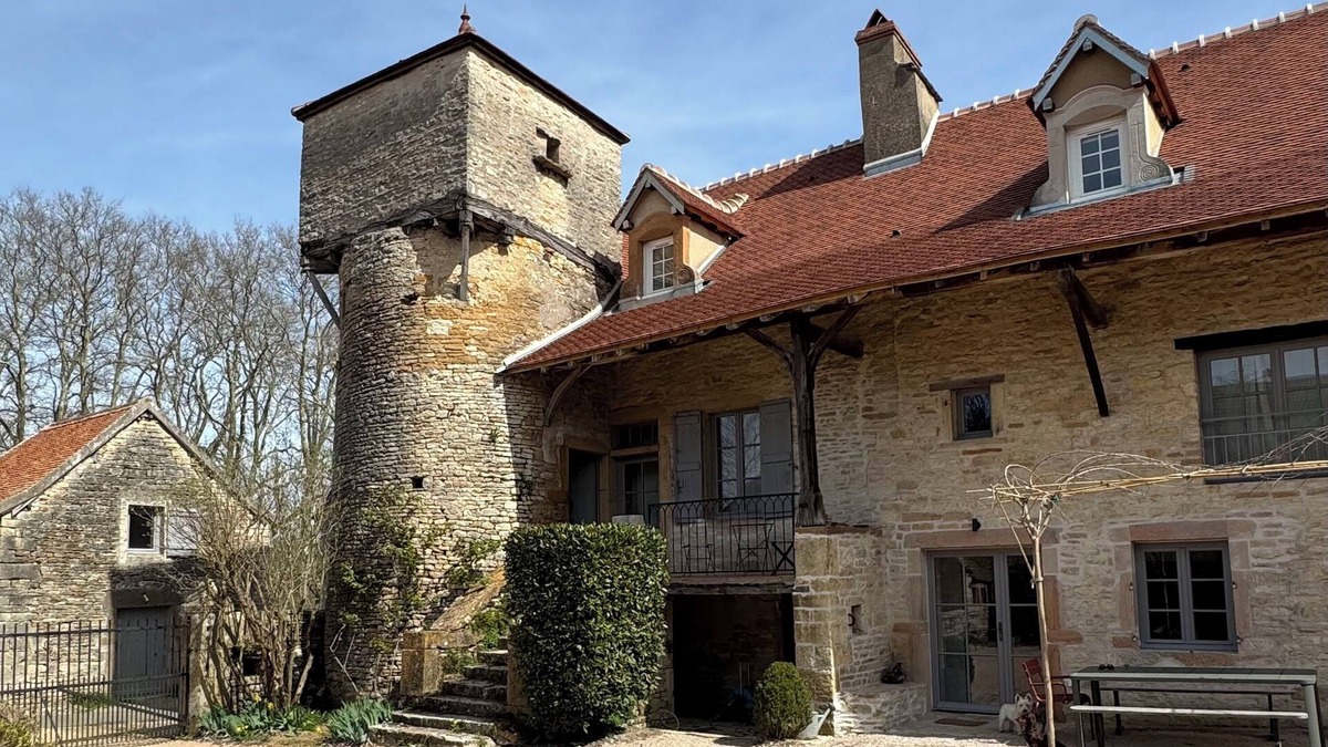Chapaize House | La Tour Chapaize - Maison de charme de 300m2 avec piscine.