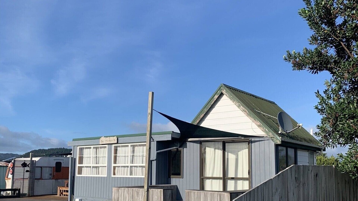 Matarangi Cabin | La Veranda-a lovely little bach