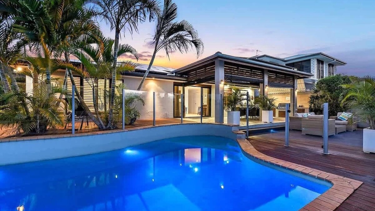Broadbeach Waters House | La Vida Summary: The