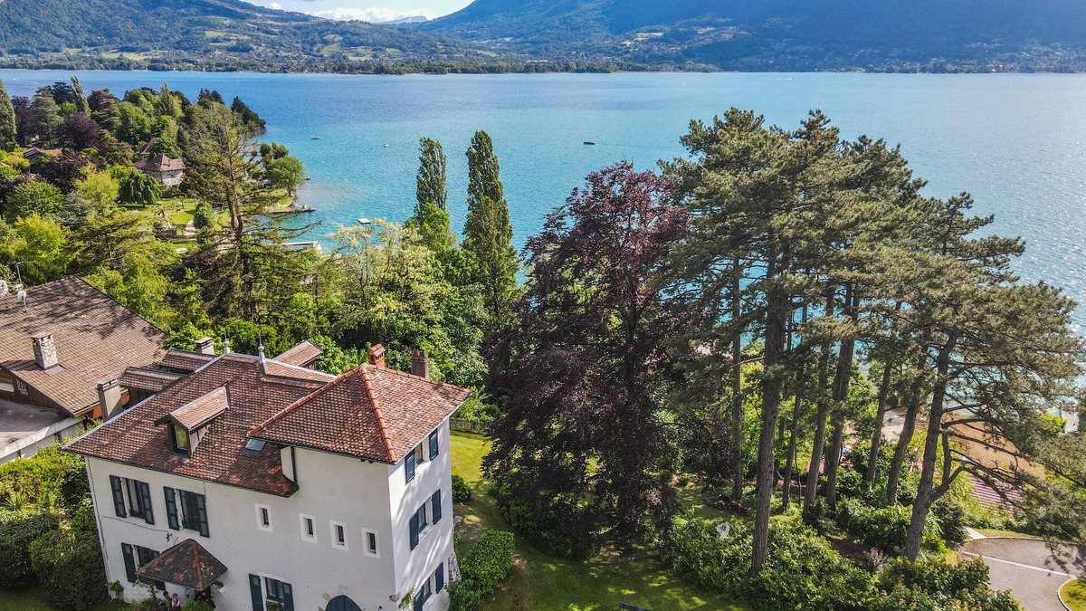 Menthon-Saint-Bernard Villa | La Villa des Vignes